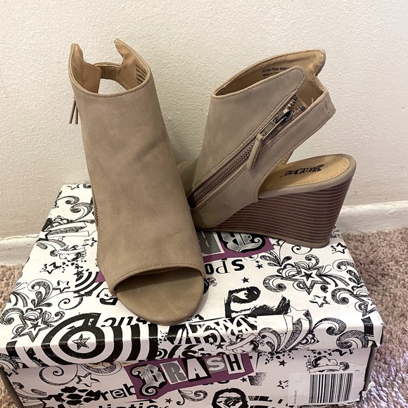 Sling back Wedge open toed sandals faux Suede Tuape size 8. Gently worn - Picture 6 of 7